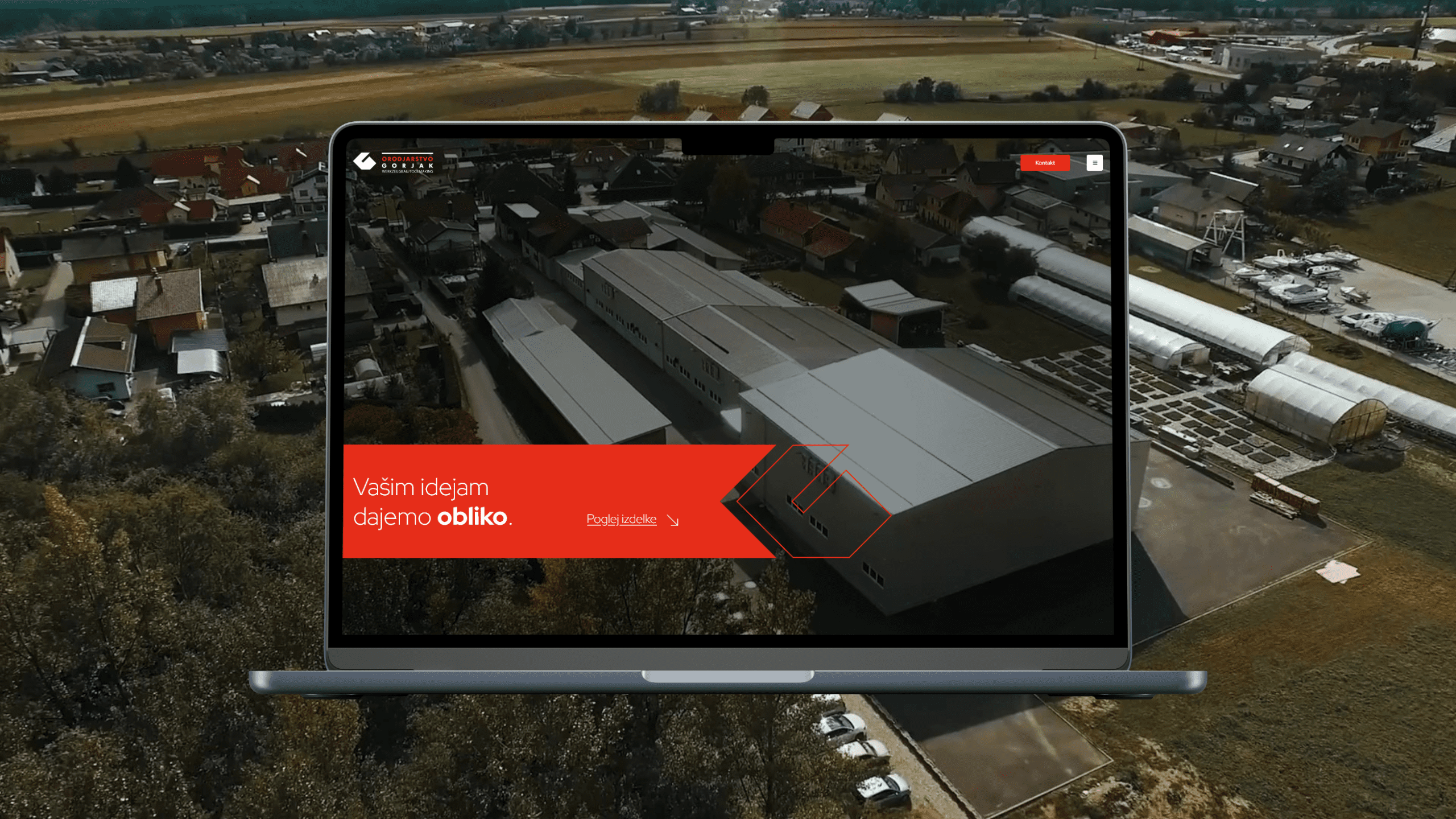 Orodjarstvo Gorjak spletna stran prikazana nad fotografijo proizvodnje