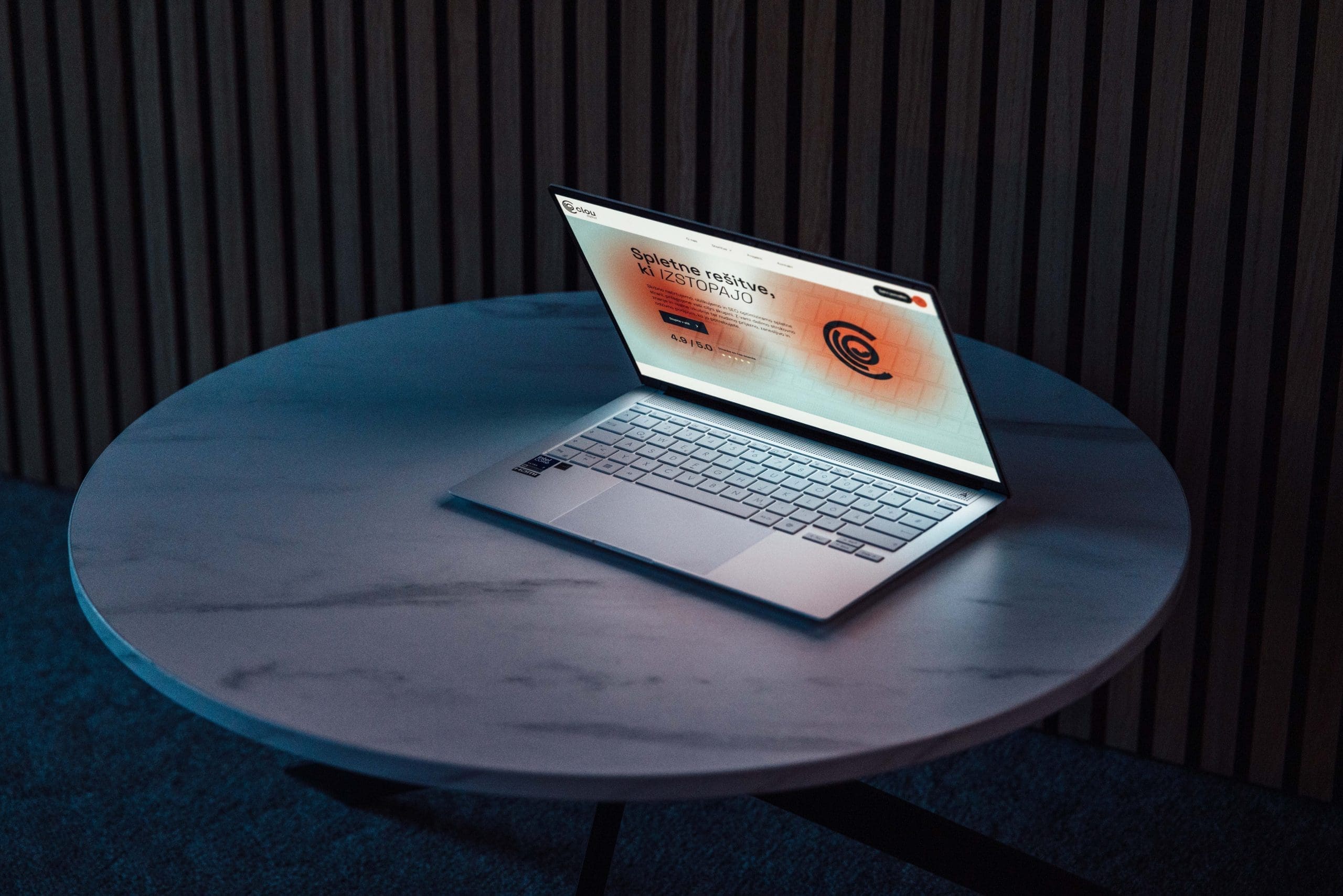 Prenosnik na mizi z digitalnim vmesnikom za AI integracije